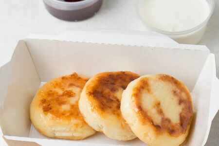 Сырники с вишневым вареньем и сметаной