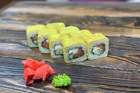 Ролл с лососем с омлетом