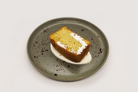 Кекс из авокадо с лаймовым соусом