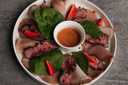 Мясная тарелка