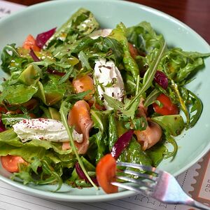 Салат с форелью и авокадо