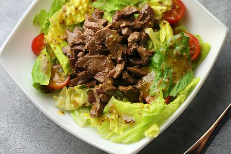 Теплый салат с говядиной и томатами
