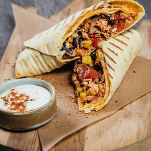 Бурито с подкопченной курочкой и сыром чеддер