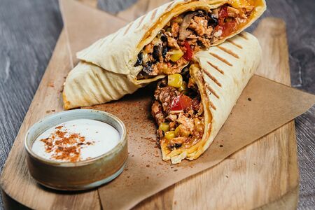 Бурито с подкопченной курочкой и сыром чеддер