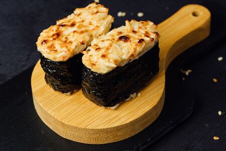 Запечённые суши с крабом