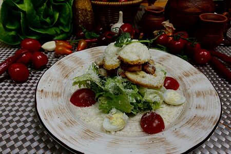 Салат Цезарь с курицей