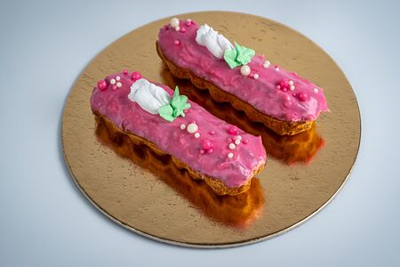 Эклер Малиновый 