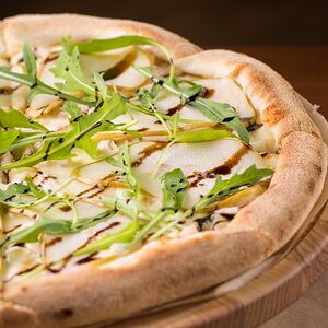 Пицца Пряная Груша, копченый цыпленок и руккола
