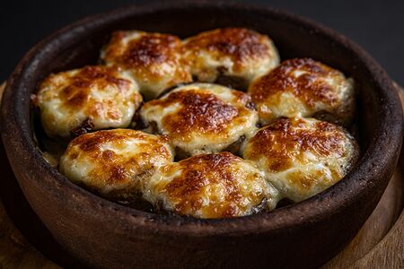 Шапочки шампиньонов с сыром