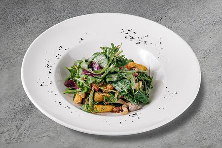 Тёплый салат с вешенками и запечёнными овощами