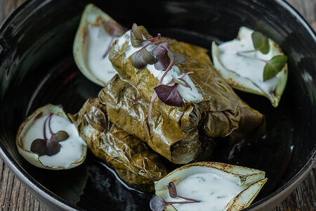 Долма со сливочно-чесночным соусом