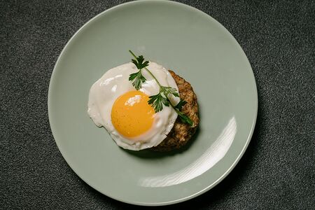Бифштекс с яйцом