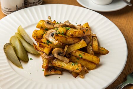 Жаренный картофель с грибами