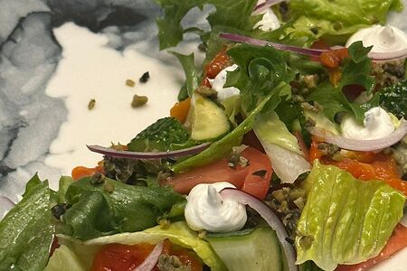 Греческий салат с крем-фетой и оливковым тапенадом