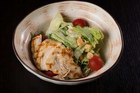 Салат Цезарь с куриной грудкой