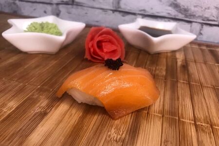 Суши с копченым лососем