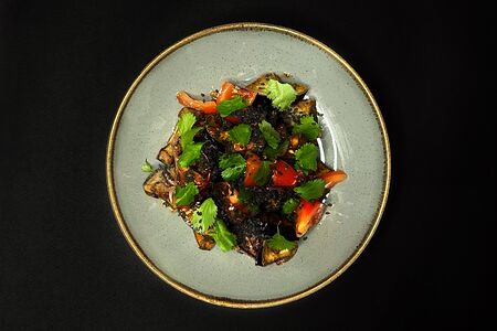 Салат с хрустящими баклажанами и томатами