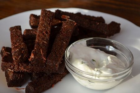 Гренки из ржаного хлеба с соусом