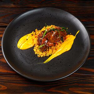 Говяжьи щёчки с трюфельным пюре и кремом из батата