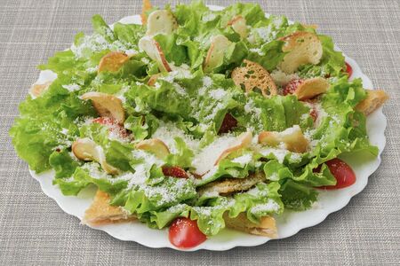 Салат Цезарь с курицей