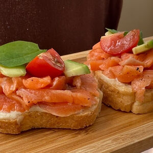 С лососем и авокадо