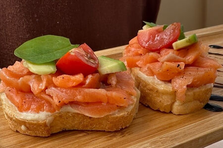 С лососем и авокадо