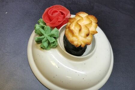 Суши с лососем запеченные