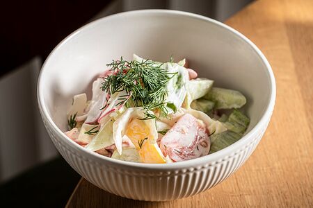 Салат из свежих овощей со сметаной