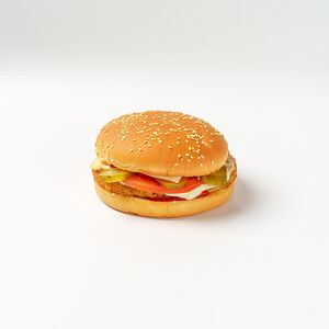 Бургер с куриной котлетой остренький