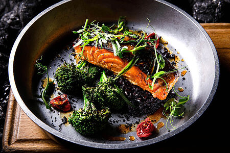 Лосось с брокколини и черным рисом