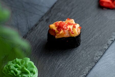 Гункан с семгой