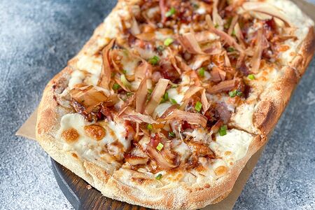 Фирменная пицца Azian со рваной свининой, беконом, стружкой тунца и соусом Унаги