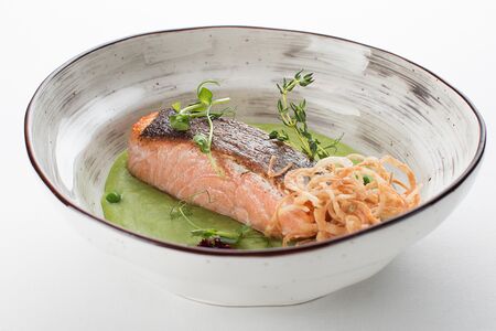 Лосось на гриле с пюре из зелёного горошка