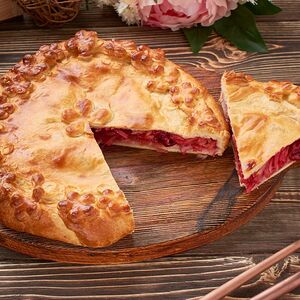 Пирог с черной смородиной и яблоком