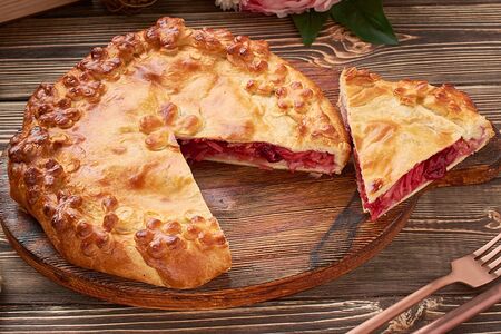 Пирог с черной смородиной и яблоком