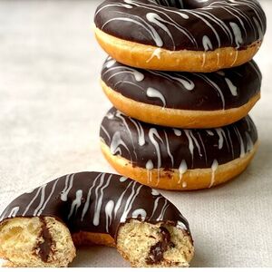 Донат с шоколадной начинкой