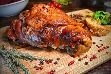 Свиная рулька с тушеной капустой