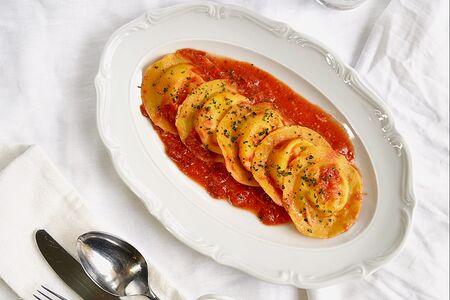 Равиоли с камчатским крабом, томатами и гремолатой