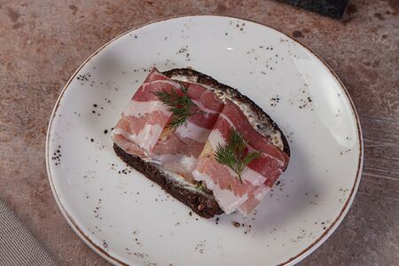 Тост на бородинском хлебе с салом