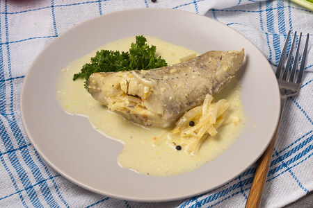 Минтай в сливочном соусе с луком