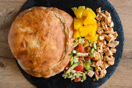 Донар с курицей, ананасом и салатом