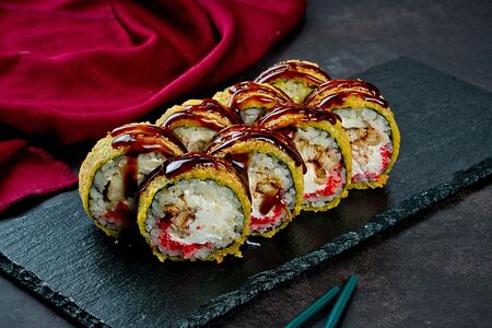 Жареный ролл с угрем