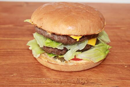 Бургер с говяжьими котлетами