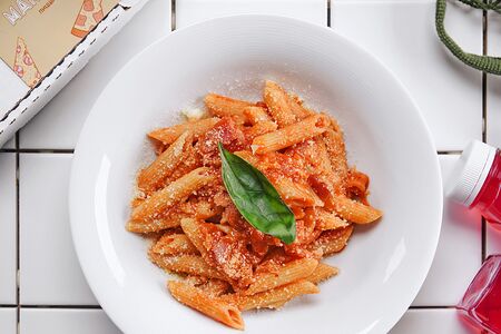 Пенне Аматричана с беконом и луком