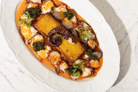 Карпаччо из осьминога, картофельный гратен, соус из печеных томатов