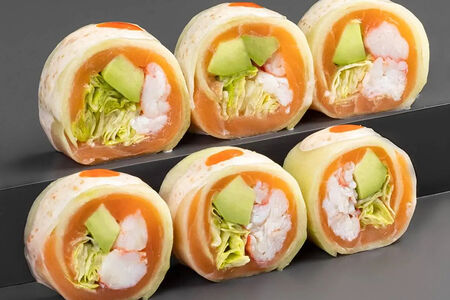 Ролл в огурце с лососем и крабом