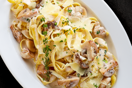 Трюфельная паста в сливочном соусе с грибами