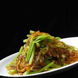 Жареный сельдерей с крахмальной лапшой