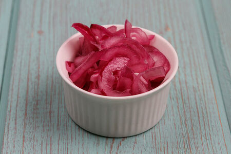 Лук маринованный красный