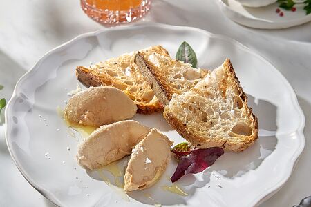 Паштет из печени с грушевым чатни и бриошью